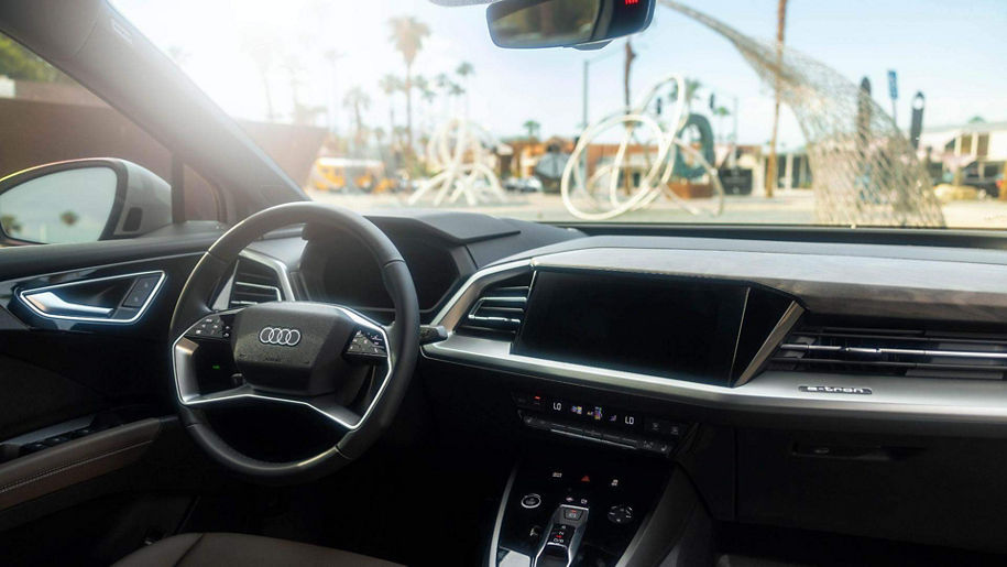 Left profile view of an Audi Q7 parked.